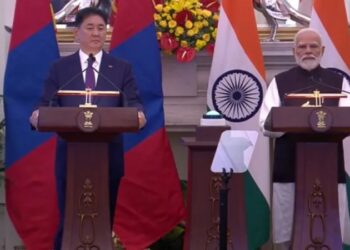 India-Mongolia Friendship Strengthened. Modi and President Ukhna Plant Special Tree During visit | India-Mongolia friendship reaches new heights! Modi and Ukhna met and planted a special sapling. News Track in Hindi