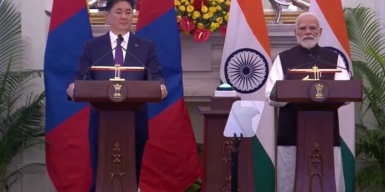 India-Mongolia Friendship Strengthened. Modi and President Ukhna Plant Special Tree During visit | India-Mongolia friendship reaches new heights! Modi and Ukhna met and planted a special sapling. News Track in Hindi