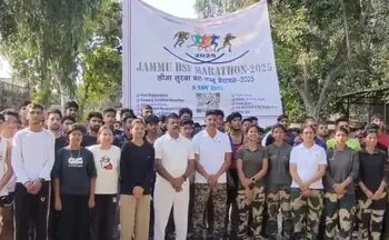 जम्मू कश्मीर: बीएसएफ ने अंतरराष्ट्रीय सीमा पर 5 किलोमीटर मैराथन रैली का किया आयोजन