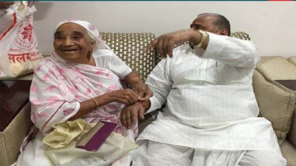 Kamla Devi Yadav Mulayam Singh Yadav's Sister Kamla Devi Yadav | Samachar Hindi Newstrack | From village street to brother's politics: The simple journey of Akhilesh Yadav's aunt Kamla Devi Yadav. News Track in Hindi
