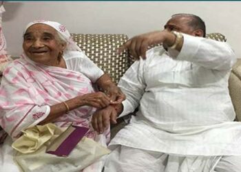 Kamla Devi Yadav Mulayam Singh Yadav's Sister Kamla Devi Yadav | Samachar Hindi Newstrack | From village street to brother's politics: The simple journey of Akhilesh Yadav's aunt Kamla Devi Yadav. News Track in Hindi