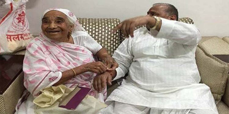 Kamla Devi Yadav Mulayam Singh Yadav's Sister Kamla Devi Yadav | Samachar Hindi Newstrack | From village street to brother's politics: The simple journey of Akhilesh Yadav's aunt Kamla Devi Yadav. News Track in Hindi