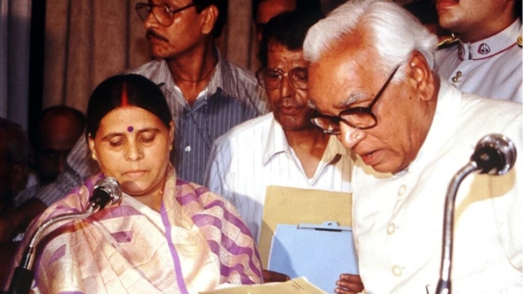 Lalu Yadav's Dangerous Game | How He Made Rabri Devi CM to Escape Chara Ghotala | Drama to make Rabri Devi CM! Lalu Yadav played the most dangerous game to avoid Chara Ghotala. News Track in Hindi