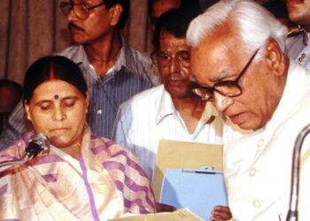 Lalu Yadav's Dangerous Game | How He Made Rabri Devi CM to Escape Chara Ghotala | Drama to make Rabri Devi CM! Lalu Yadav played the most dangerous game to avoid Chara Ghotala. News Track in Hindi