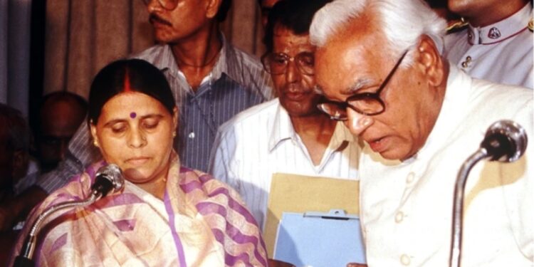 Lalu Yadav's Dangerous Game | How He Made Rabri Devi CM to Escape Chara Ghotala | Drama to make Rabri Devi CM! Lalu Yadav played the most dangerous game to avoid Chara Ghotala. News Track in Hindi