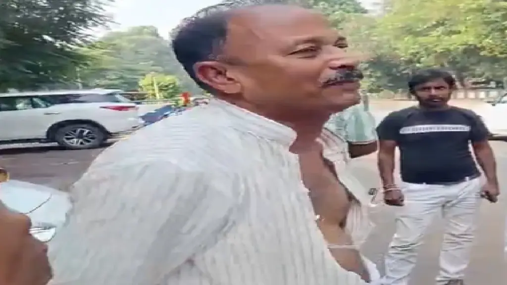 Madan Shah Allegation On RJD: Former RJD candidate Madan Shah accused of distributing tickets by taking money, created ruckus outside Lalu Yadav's house, see video, See video of Madan Prasad Shah created a ruckus outside Lalu Yadav house alleging RJD tickets were being distributed for money