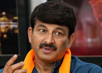 Manoj Tiwari on Tejashwi Yadav. Bihar Elections 2025| MP Manoj Tiwari Bihar Election 2025 War of words about '56 inches'! MP Manoj Tiwari targeted Tejashwi Yadav, made this sharp taunt. News Track in Hindi