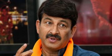 Manoj Tiwari on Tejashwi Yadav. Bihar Elections 2025| MP Manoj Tiwari Bihar Election 2025 War of words about '56 inches'! MP Manoj Tiwari targeted Tejashwi Yadav, made this sharp taunt. News Track in Hindi