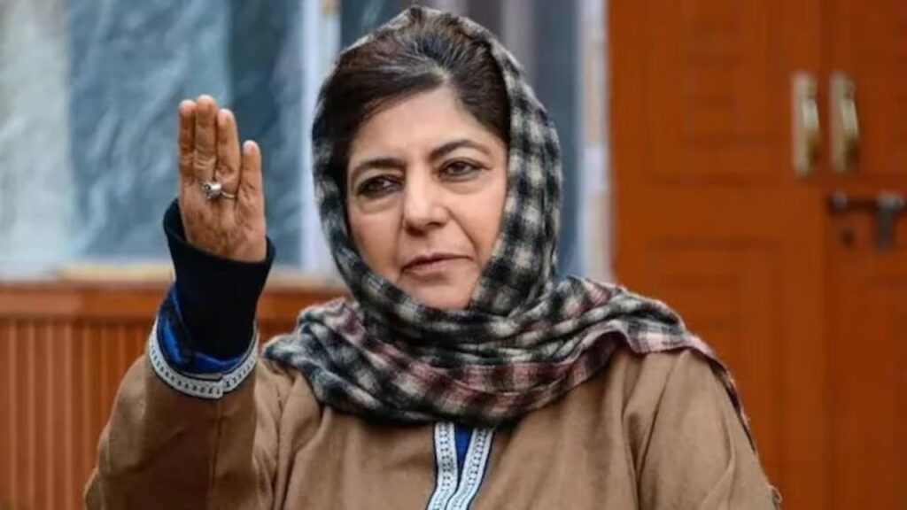 Mehbooba Mufti Slams BJP | Claims kashmiris forced to stand for national antenhem at gunpoint | The national anthem is forced to honor ...? Politics heated by this statement of Mehbooba Mufti! , News Track in Hindi