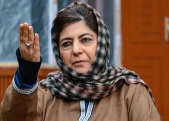Mehbooba Mufti Slams BJP | Claims kashmiris forced to stand for national antenhem at gunpoint | The national anthem is forced to honor ...? Politics heated by this statement of Mehbooba Mufti! , News Track in Hindi