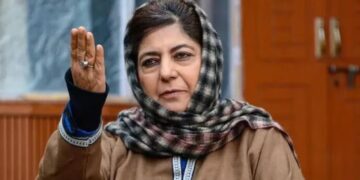 Mehbooba Mufti Slams BJP | Claims kashmiris forced to stand for national antenhem at gunpoint | The national anthem is forced to honor ...? Politics heated by this statement of Mehbooba Mufti! , News Track in Hindi