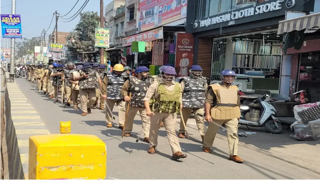 Mobile Internet Suspended For 48 Hours in Bareilly: Mobile internet service stopped for 48 hours in Bareilly, security system was increased before the prayers of jumps, Maulana Shahabuddin Barelvi appealed to Namazis, Mobile Internet Services Suspend for 48 Hours in Bareilly, Securia beefed up ahead of Friday pruers; Maulana shahabuddin barelvi appeals to worshippers