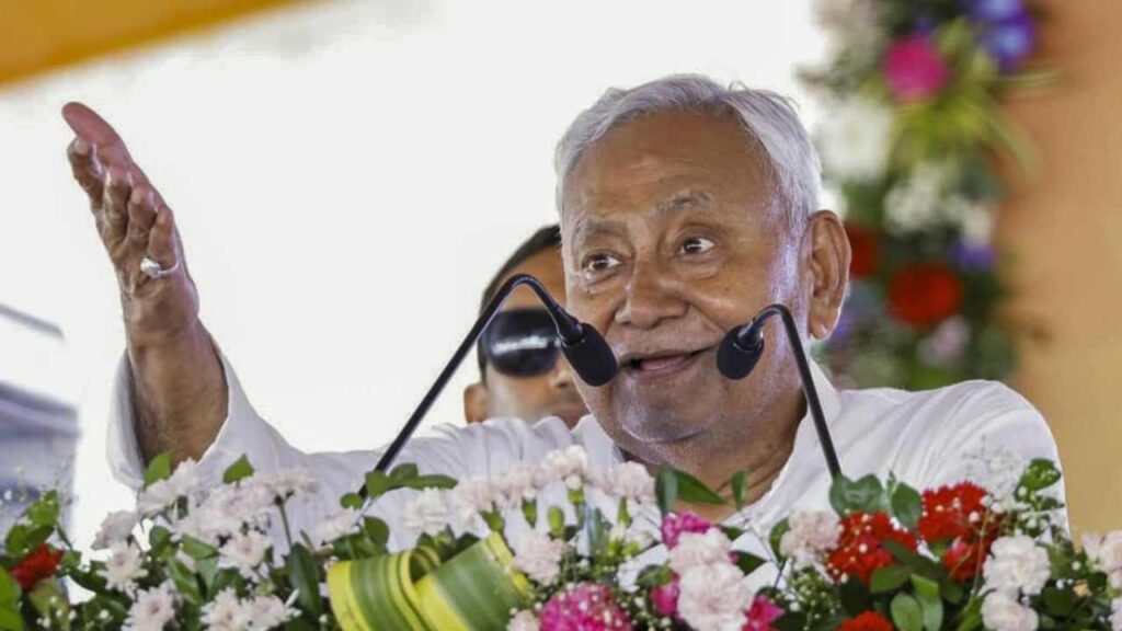Nitish kumar gives â‚0,000 to women ahead of Bihar elections 2025 | What did Nitish Kumar say by giving 10,000 to women, made a big game before Bihar elections. News Track in Hindi