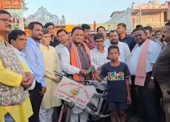 ओडिशा : दुर्गा पूजा में जीती साइकिल को मुख्यमंत्री माझी ने अनाथ बच्चे को दान किया
