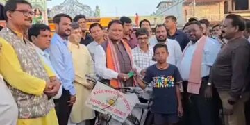 ओडिशा : दुर्गा पूजा में जीती साइकिल को मुख्यमंत्री माझी ने अनाथ बच्चे को दान किया