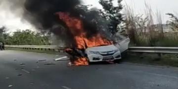 Oh God! Suddenly, the person did such a work to escape the fire in the moving car, after watching the video, you will also say "