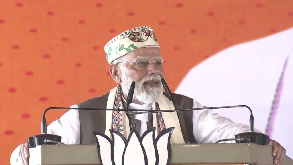 PM Modi Slams Congress in Chhapra, Says RJD's Downfall Planned. Lantern-paw are the 'enemies' of Bihar! Modi roared in Chapra and said - Congress is making full preparations to sink RJD. News Track in Hindi
