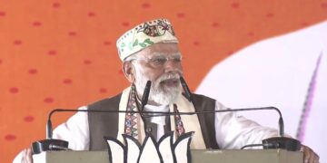PM Modi Slams Congress in Chhapra, Says RJD's Downfall Planned. Lantern-paw are the 'enemies' of Bihar! Modi roared in Chapra and said - Congress is making full preparations to sink RJD. News Track in Hindi