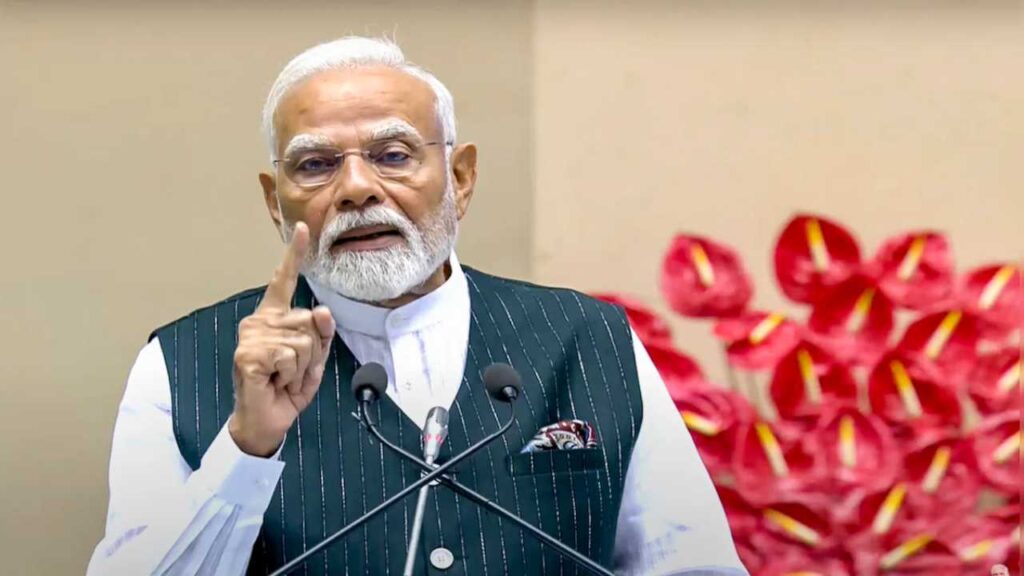 PM Modi's big attack on the Grand Alliance: 'It is a lathbandhan (lathi alliance),' PM Modi's big attack on the Grand Alliance: 'That is the Grand Alliance, the people of Bihar will not forgive Jungle Raj'. News Track in Hindi