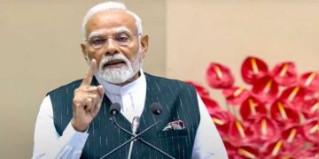 PM Modi's big attack on the Grand Alliance: 'It is a lathbandhan (lathi alliance),' PM Modi's big attack on the Grand Alliance: 'That is the Grand Alliance, the people of Bihar will not forgive Jungle Raj'. News Track in Hindi