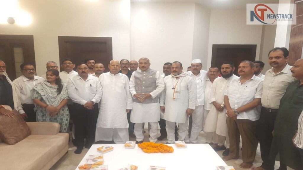 Pramod Tiwari Urges Congress Workers to Strengthen Organization | Pratapgarh News: Strengthen the organization with 'a booth 11 youth', the message of Pramod Tiwari to the workers. News Track in Hindi