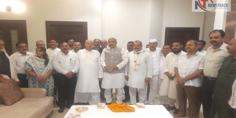 Pramod Tiwari Urges Congress Workers to Strengthen Organization | Pratapgarh News: Strengthen the organization with 'a booth 11 youth', the message of Pramod Tiwari to the workers. News Track in Hindi