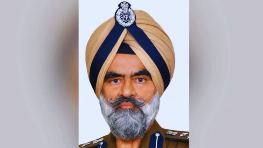 Punjab CBI Arrests DIG Harcharan Singh Bhullar Caught Taking â‚¹5 Lakh Bribe from Scrap Dealer | Big action by CBI in Punjab, DIG Harcharan Singh Bhullar caught red handed taking bribe. News Track in Hindi