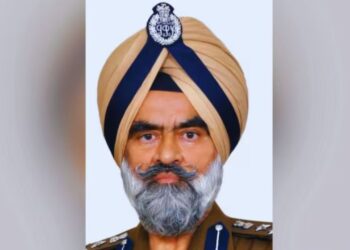 Punjab CBI Arrests DIG Harcharan Singh Bhullar Caught Taking â‚¹5 Lakh Bribe from Scrap Dealer | Big action by CBI in Punjab, DIG Harcharan Singh Bhullar caught red handed taking bribe. News Track in Hindi