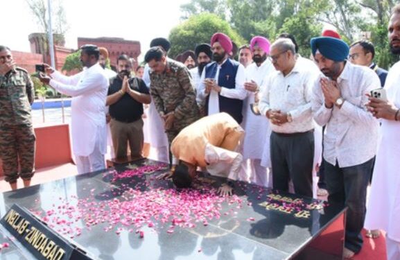Punjab: Minister of State for Defense in Ferozepur paid tribute to martyrs, review of flood relief works