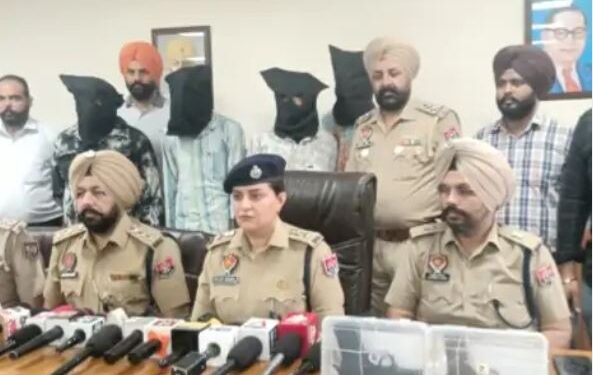 Punjab: Tarn Taran police arrested 5 members of gangster Landa Harike group, recovered illegal weapons.