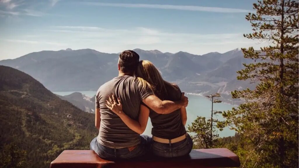 Relationship Advice: महंगे तोहफे नहीं ये 8 छोटे-छोटे कदम रिश्तों में लाते हैं सच्ची नजदीकियां और खुशी, एक बार जरूर करे ट्राय 