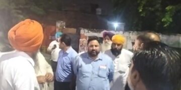 Road accident in Amritsar, three devotees sitting on the roof of the bus died