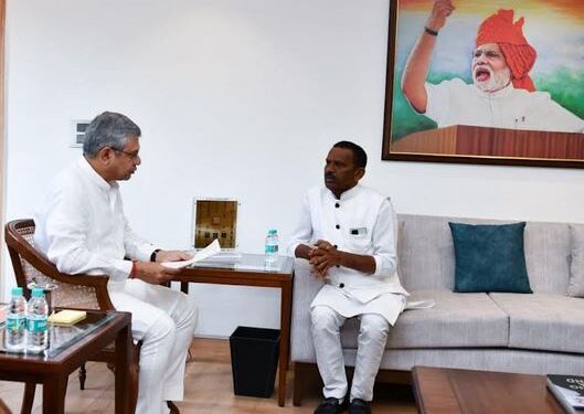 Sagwara MLA Decha met Railway Minister, Government of India Vaishnav and requested to start new trains.