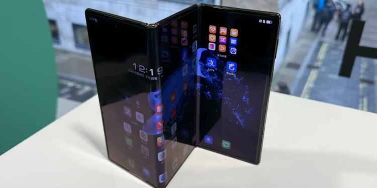 Samsung का ट्राई-फोल्ड फोन हुआ लीक! तीन स्क्रीन वाला ये डिवाइस बदलेगा स्मार्टफोन की दुनिया, जाने कबत होगा लॉन्च ?