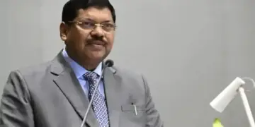 Sensational incident in SC! Lawyer tried to throw shoes towards CJI, slogans raised against insult to religion