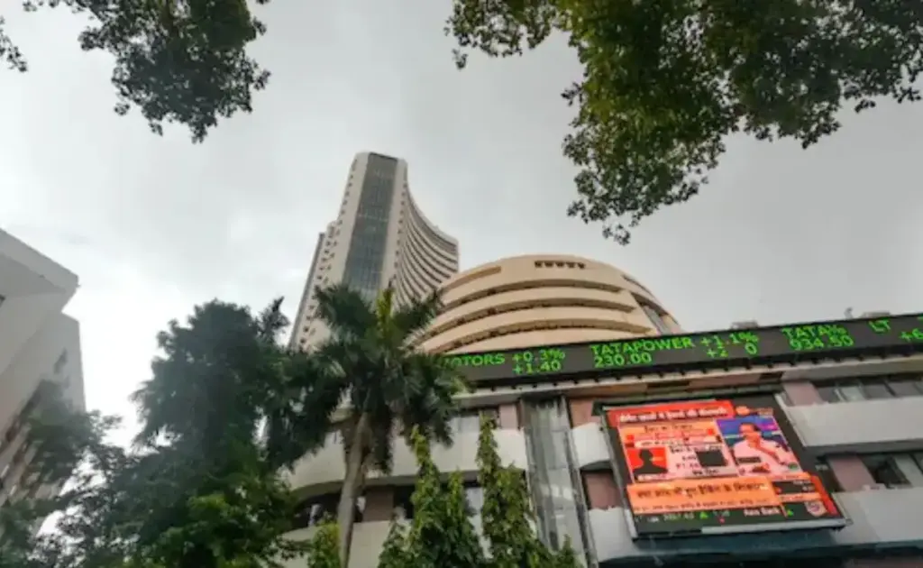 Stock Market Opening : बाजार में तेजी के साथ शुरुआत! निफ्टी ने 25,100 तो सेंसेक्स 81883 पर खुला, इन स्टॉक्स में हो रही खरीददारी 