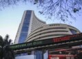 Stock Market Opening: सप्ताह के आखिरी दिन&nbsp;लाल निशान में खुला शेयर बाजार! सेंसेक्स निफ्टी सपाट,&nbsp;डिफेंस सेक्टर में तेजी