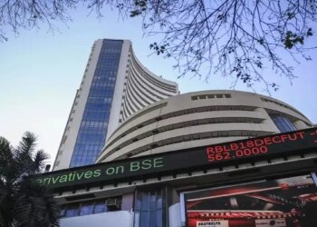 Stock Market Opening: सप्ताह के आखिरी दिन&nbsp;लाल निशान में खुला शेयर बाजार! सेंसेक्स निफ्टी सपाट,&nbsp;डिफेंस सेक्टर में तेजी