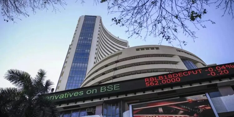 Stock Market Opening: सप्ताह के आखिरी दिन&nbsp;लाल निशान में खुला शेयर बाजार! सेंसेक्स निफ्टी सपाट,&nbsp;डिफेंस सेक्टर में तेजी