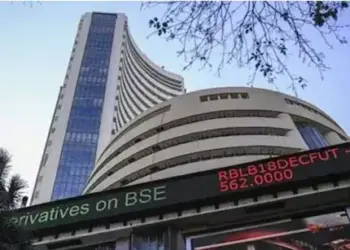 Stock Market Opening : लाल निशान से मार्केट में शुरू हुआ कारोबार! निफ्टी 25,100 के पास, Tata Motors और Axis Bank में भारी बिकवाली
