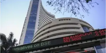 Stock Market Opening : लाल निशान से मार्केट में शुरू हुआ कारोबार! निफ्टी 25,100 के पास, Tata Motors और Axis Bank में भारी बिकवाली
