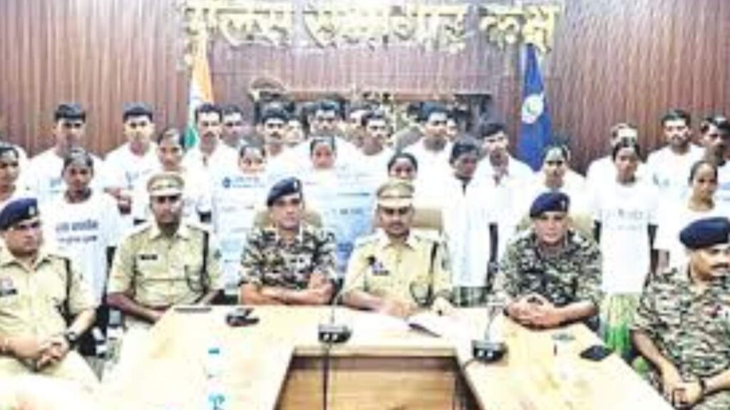 Sukma Naxal Surrender: 27 Maoists, â‚¹50 Lakh Reward Included | Big success in Sukma: 27 Naxalites surrender, ₹50 lakh reward included. News Track in Hindi