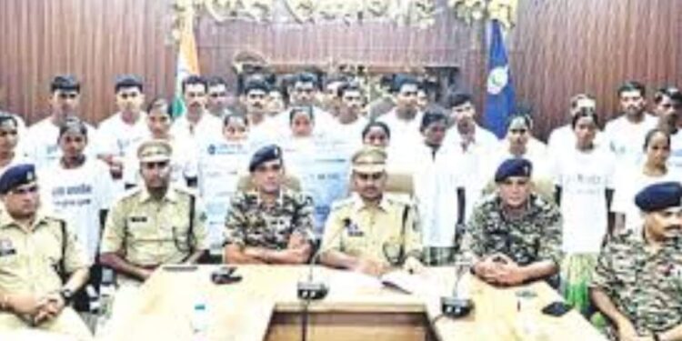 Sukma Naxal Surrender: 27 Maoists, â‚¹50 Lakh Reward Included | Big success in Sukma: 27 Naxalites surrender, ₹50 lakh reward included. News Track in Hindi