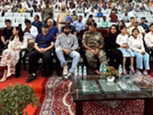 Sunny Deol spent time with BSF soldiers at Attari border with his family.