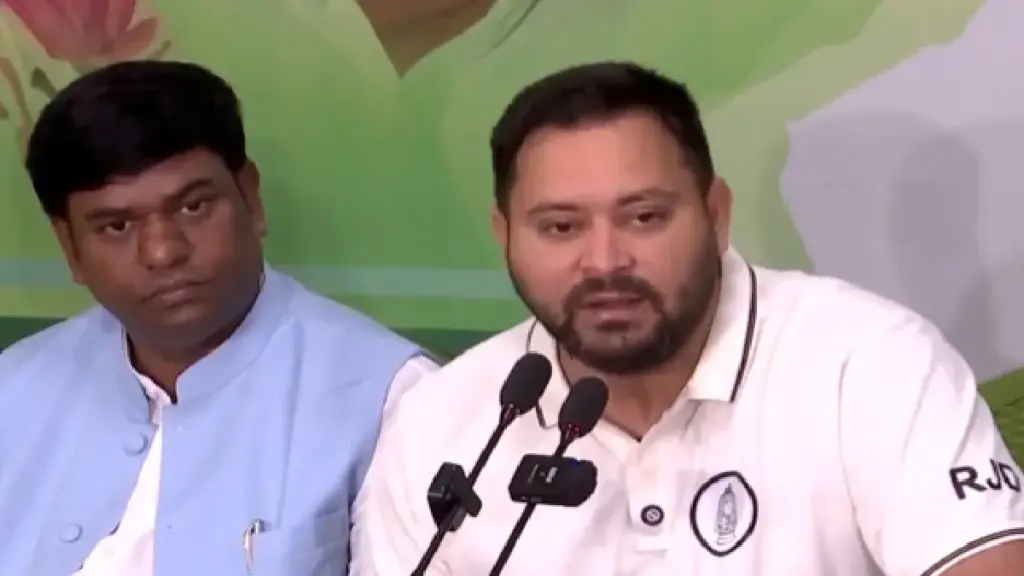 Tejashwi Yadav: Will increase the honorarium and pension of Panchayat and Gram Kachari representatives; Barber, potter, blacksmith and carpenter will get help of Rs 5 lakh, Tejashwi Yadav announced, Mahagathbandhan cm face and rjd leader tejshwi yadav announcement for bihar assembly polls 2025