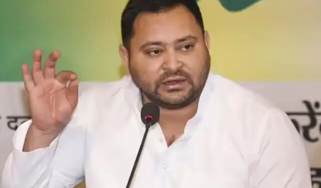Tejashwi Yadav ने किया रोजगार पर बड़ा ऐलान, बिहार के हर घर में 1 सरकारी नौकरी देने की गारंटी