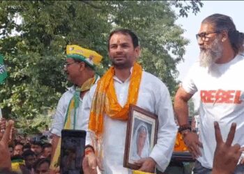 Tejpratap Yadav Files Mahua Nomination with Dadi Marchiya Devi's Photo | Bihar Election 2025 Tej Pratap's big 'masterstroke' in Mahua: Nomination done by taking photo of 'grandmother' Marchiya Devi, not parents. News Track in Hindi