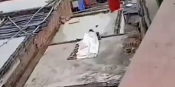The neighbor was sleeping wrapped in a sheet with the boy in broad daylight, then the mother came and made a mess, you will burst out laughing after watching the viral video.