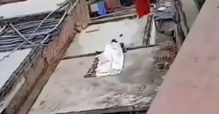 The neighbor was sleeping wrapped in a sheet with the boy in broad daylight, then the mother came and made a mess, you will burst out laughing after watching the viral video.