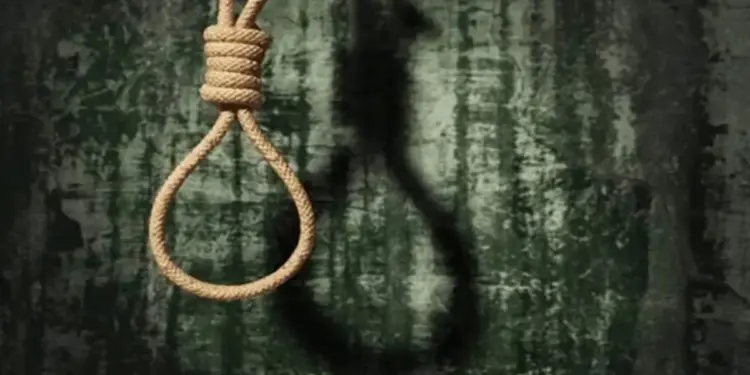 The person who returned from Dubai killed his wife and hanged himself from the fan